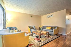 Fotografie z fotogalerie ubytování Burtonsville Townhome 20 Mi to DC! v destinaci Burtonsville