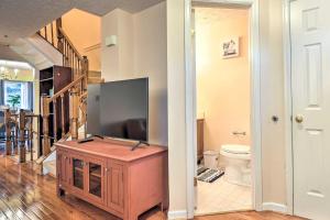Fotografie z fotogalerie ubytování Burtonsville Townhome 20 Mi to DC! v destinaci Burtonsville