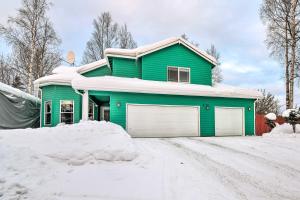 ein grünes Haus mit Schnee darüber in der Unterkunft Anchorage Home 4 Mi to Alaska Zoo! in Anchorage