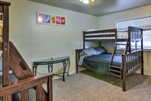 Poschodová posteľ alebo postele v izbe v ubytovaní Anchorage Home 4 Mi to Alaska Zoo!