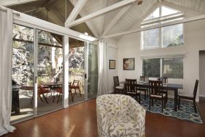 Χώρος καθιστικού στο Mountain Cove Private Condo