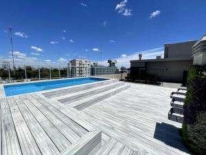 una piscina en la azotea de un edificio en Departamento a estrenar con Pileta para 4- Río 5 en Buenos Aires