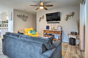 Televisyen dan/atau pusat hiburan di Gated Southern Miami Home 22 Mi to Downtown!