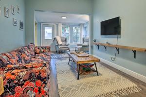 uma sala de estar com um sofá e uma mesa em Tropical Florida Oasis with Patio, Near Beaches em Fort Lauderdale