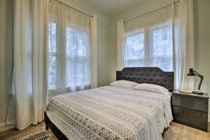 una camera da letto con un grande letto con due finestre di Tropical Florida Oasis with Patio, Near Beaches a Fort Lauderdale