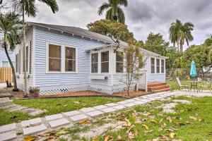 una casa blu con tavolo e patio di Tropical Florida Oasis with Patio, Near Beaches a Fort Lauderdale
