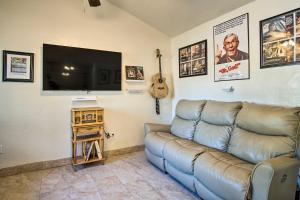 Zona de estar de John Denvers Childhood Home, Central Tucson!
