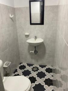 een badkamer met wastafel en toilet bij ALOJAMIENTO CON PARQUEO CERCA A LA BASÍLICA in Buga