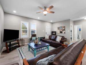 un soggiorno con divano e TV a schermo piatto di Galveston Escapes - Walk to Beach and Restaurants a Galveston
