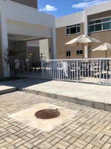 een putdeksel in het midden van een terras bij Apartamento Vog Atlântico in Ilhéus