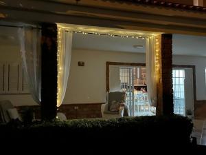 Posedenie v ubytovaní Villa Marianna con piscina climatizada y barbacoa