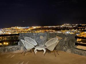 Posedenie v ubytovaní Villa Marianna con piscina climatizada y barbacoa