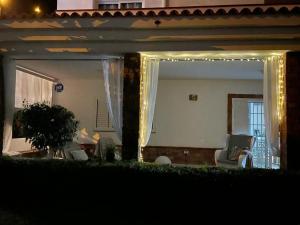 Posedenie v ubytovaní Villa Marianna con piscina climatizada y barbacoa