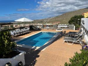 Bazén v ubytovaní Villa Marianna con piscina climatizada y barbacoa alebo v jeho blízkosti