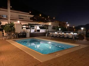 Bazén v ubytovaní Villa Marianna con piscina climatizada y barbacoa alebo v jeho blízkosti