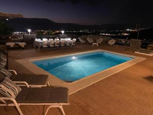 Bazén v ubytovaní Villa Marianna con piscina climatizada y barbacoa alebo v jeho blízkosti