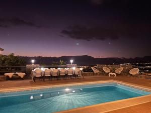 Bazén v ubytovaní Villa Marianna con piscina climatizada y barbacoa alebo v jeho blízkosti