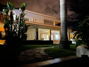 Vonkajšia záhrada v ubytovaní Villa Marianna con piscina climatizada y barbacoa