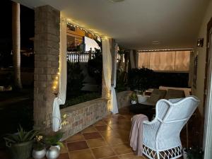 Posedenie v ubytovaní Villa Marianna con piscina climatizada y barbacoa