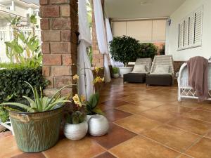 Posedenie v ubytovaní Villa Marianna con piscina climatizada y barbacoa
