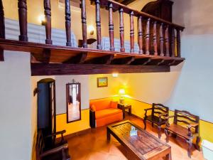 sala de estar con escalera y sofá naranja en Meson del Alferez Xalapa en Xalapa