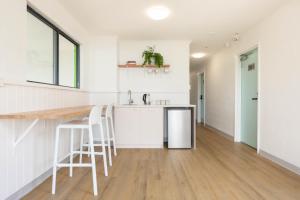 Dapur atau dapur kecil di Abode Mooloolaba, Backpackers & Motel rooms