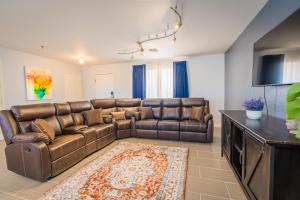 sala de estar con sofá de cuero marrón y alfombra en Rio Del Sol Inn Needles, en Needles