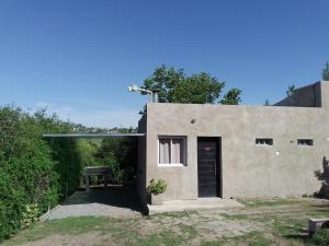 una casa de hormigón con garaje y parrilla en Departamento El Nogal en Villa Santa Cruz del Lago