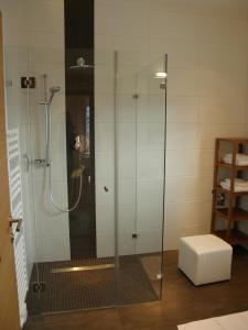 A bathroom at Apartments Karlhof