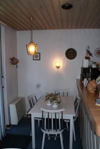 een eetkamer met een tafel en stoelen en een aanrecht bij Hotel Domstad in Utrecht