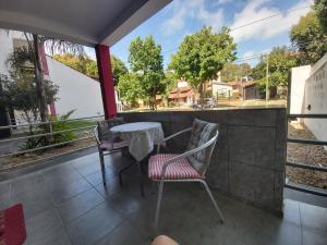 una mesa y sillas en un balcón con vistas en Departamento Eduardo en San Bernardo