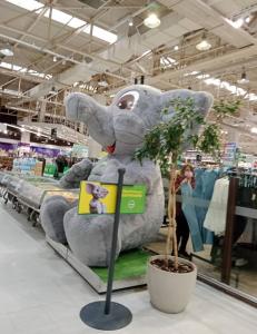 uma grande estátua de elefante de peluche numa loja em Precioso apartamento 1D+1B // Jumbo+centro 5 min em Puerto Montt