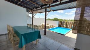 un patio con una mesa y una piscina en El Nopal - Alojamiento en San Pedro