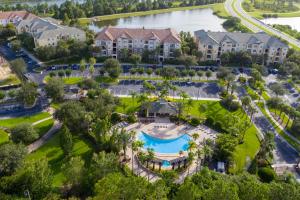 una vista aérea de un complejo con piscina y árboles en Magnificent 2 Bedroom Apartment Vista Cay Resort 107, en Orlando