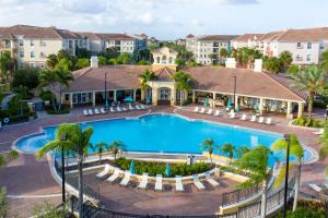 una vista aérea de una piscina en un complejo en Magnificent 2 Bedroom Apartment Vista Cay Resort 107, en Orlando