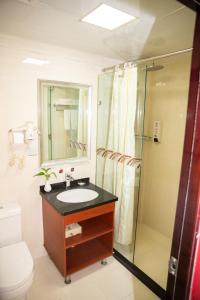 y baño con lavabo y ducha. en Meiyuan Hotel, en Beijing