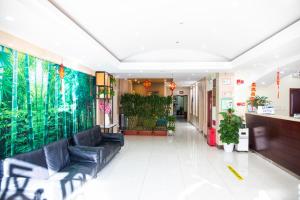 un vestíbulo con sofás y plantas en la pared en Meiyuan Hotel, en Beijing