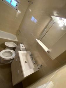 uma casa de banho branca com um WC e um lavatório em EXCELENTE DEPTO A MTS DE Bv GALVEZ C em Santa Fé