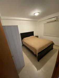 1 dormitorio con cama y pizarra en la pared en EXCELENTE DEPTO A MTS DE Bv GALVEZ C en Santa Fe
