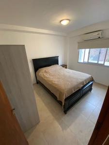 1 dormitorio con 1 cama en una habitación con ventana en EXCELENTE DEPTO A MTS DE Bv GALVEZ C en Santa Fe
