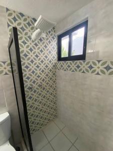 トゥストラ・グティエレスにあるDepartamento Maderasのバスルーム(トイレ、窓付)が備わります。