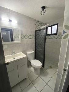 a bathroom with a toilet and a sink at Departamento Maderas in Tuxtla Gutiérrez