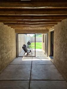 Habitación con patio y porche con silla. en CASA TUNUYÁN en Tunuyán