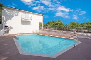 einem Pool an der Seite eines Gebäudes in der Unterkunft Days Inn by Wyndham Suites Fredericksburg in Fredericksburg