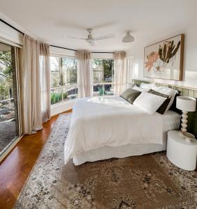 1 dormitorio blanco con 1 cama grande y ventanas en Ballandean Views, Ballandean Queensland, en Ballandean