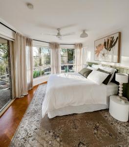 1 dormitorio con cama blanca y ventana grande en Ballandean Views, Ballandean Queensland, en Ballandean
