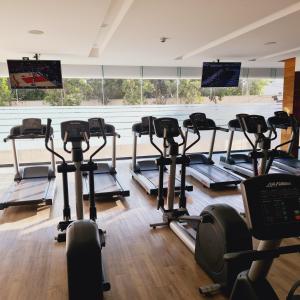 a gym with a row of exercise bikes in a room at Hermoso departamento con alberca y gimnasio in Mexico City