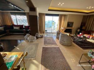 uma sala de estar com muitos tapetes no chão em FES Penthouse Champs de course em Fez