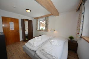 Llit o llits en una habitació de Haus Irmgard by Châtel Reizen