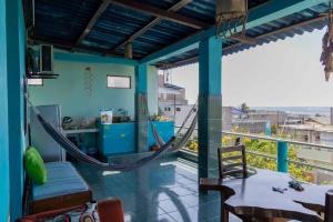 Zimmer mit Hängematte auf dem Balkon in der Unterkunft Mango Tree in San Cristobal